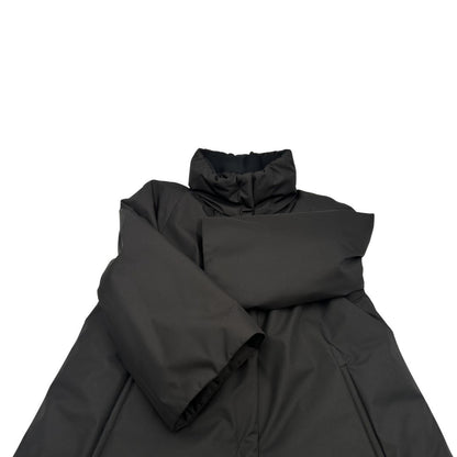 Cappotto corto Fay nella colorazione nero. Originale, usato, di lusso, in ottime condizioni.
