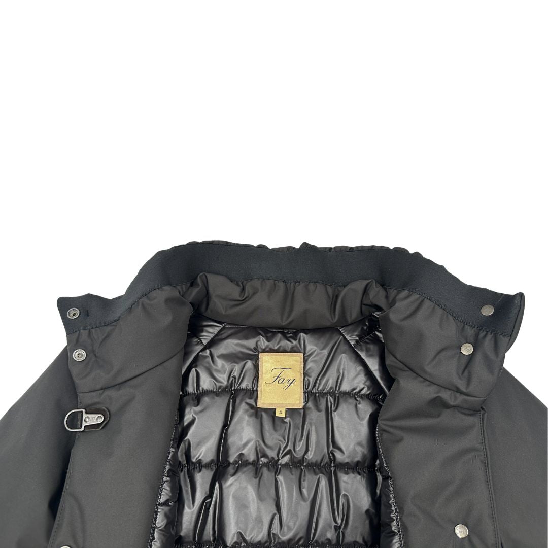 Cappotto corto Fay nella colorazione nero. Originale, usato, di lusso, in ottime condizioni.