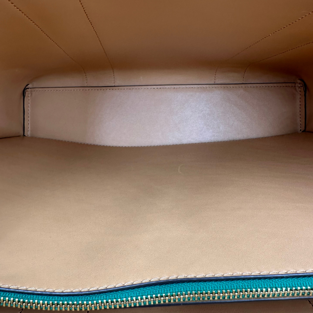 interno  Borsa Tory Burch in pelle martellata verde impreziosita da finiture in tessuto rosa e nero, di lusso, originale, ottime condizioni, usata.