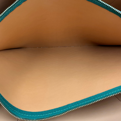 interno  Borsa Tory Burch in pelle martellata verde impreziosita da finiture in tessuto rosa e nero, di lusso, originale, ottime condizioni, usata. 