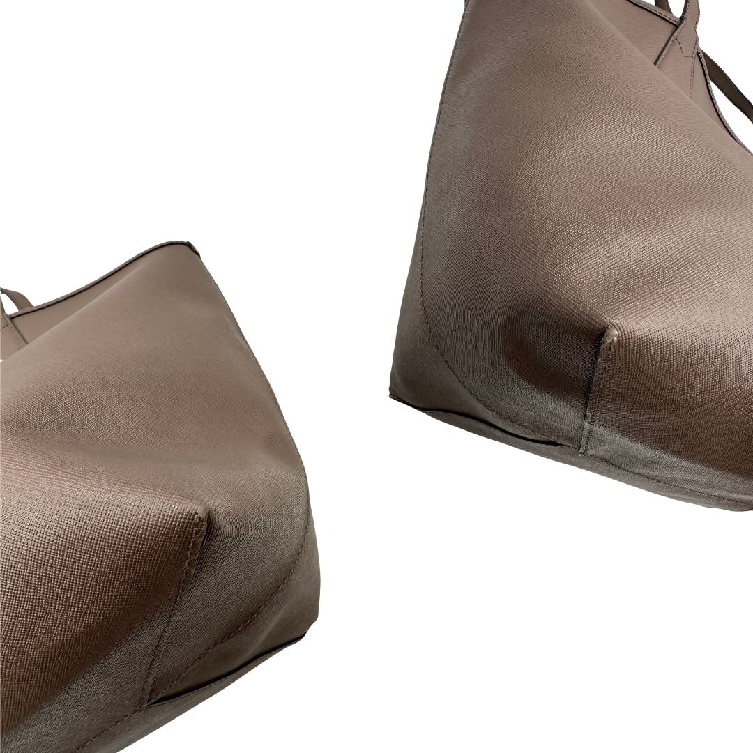angoli Borsa MK in pelle saffiano reversibile, tortora e panna, di lusso, originale, ottime condizioni, usata. 