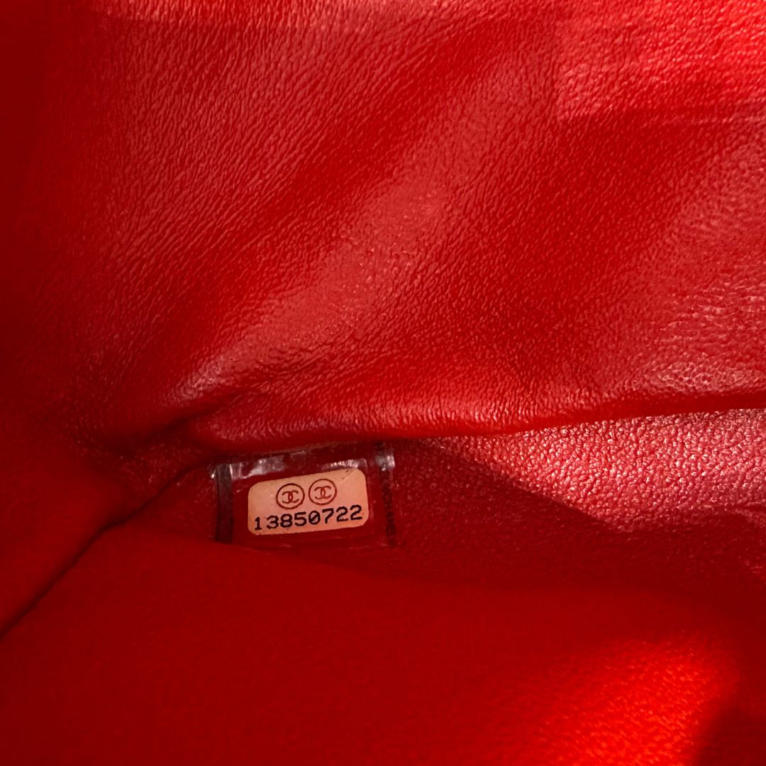 interno Borsa Chanel in pelle rossa trapuntata, indossabile a spalla, di lusso, originale, usata. 