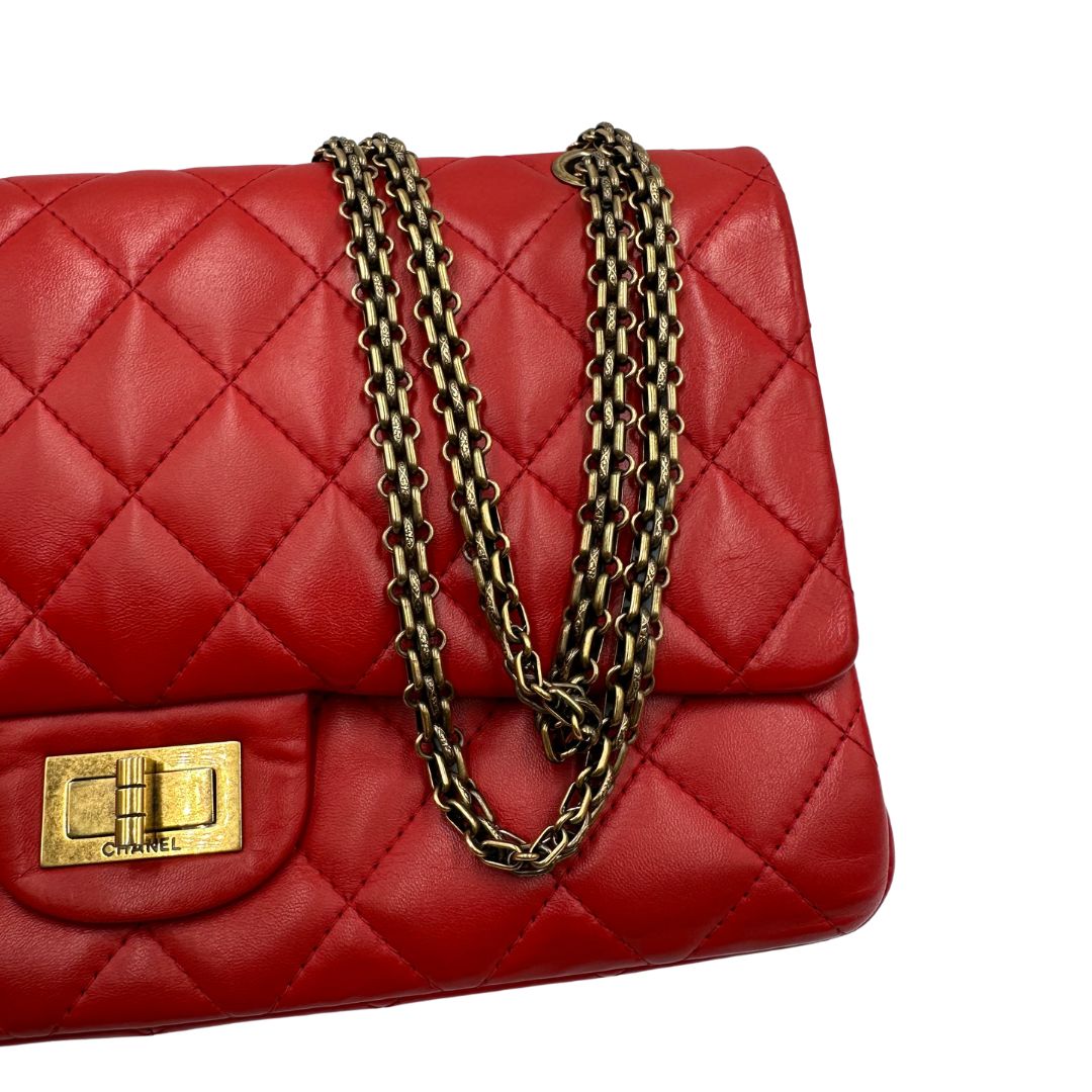 Borsa Chanel in pelle rossa trapuntata, indossabile a spalla, di lusso, originale, usata. 