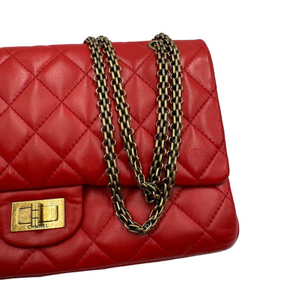 Borsa Chanel in pelle rossa trapuntata, indossabile a spalla, di lusso, originale, usata. 