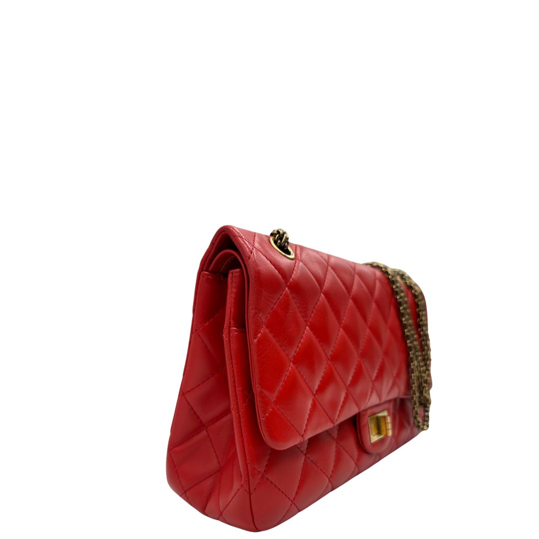 lato Borsa Chanel in pelle rossa trapuntata, indossabile a spalla, di lusso, originale, usata. 