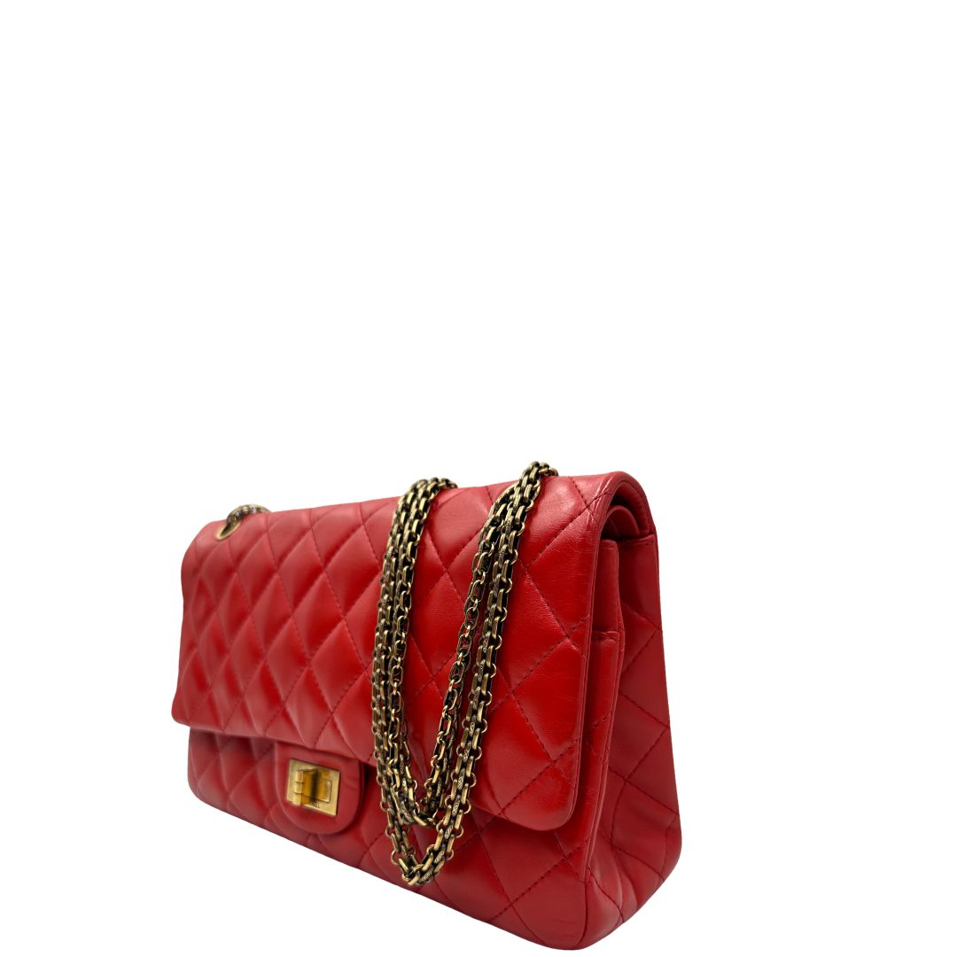 lato Borsa Chanel in pelle rossa trapuntata, indossabile a spalla, di lusso, originale, usata. 