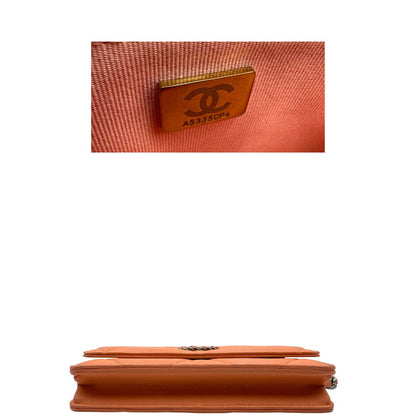 Base e codice di un WOC Chanel in pelle trapuntata rosa albicocca e hardware bicolor, oro/argento, usata, originale, second hand, in ottime condizioni.
