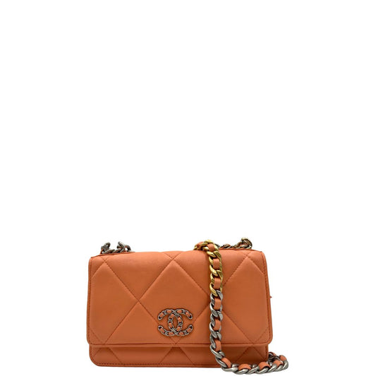 Front di un WOC Chanel in pelle trapuntata rosa albicocca e hardware bicolor, oro/argento, usata, originale, second hand, in ottime condizioni.