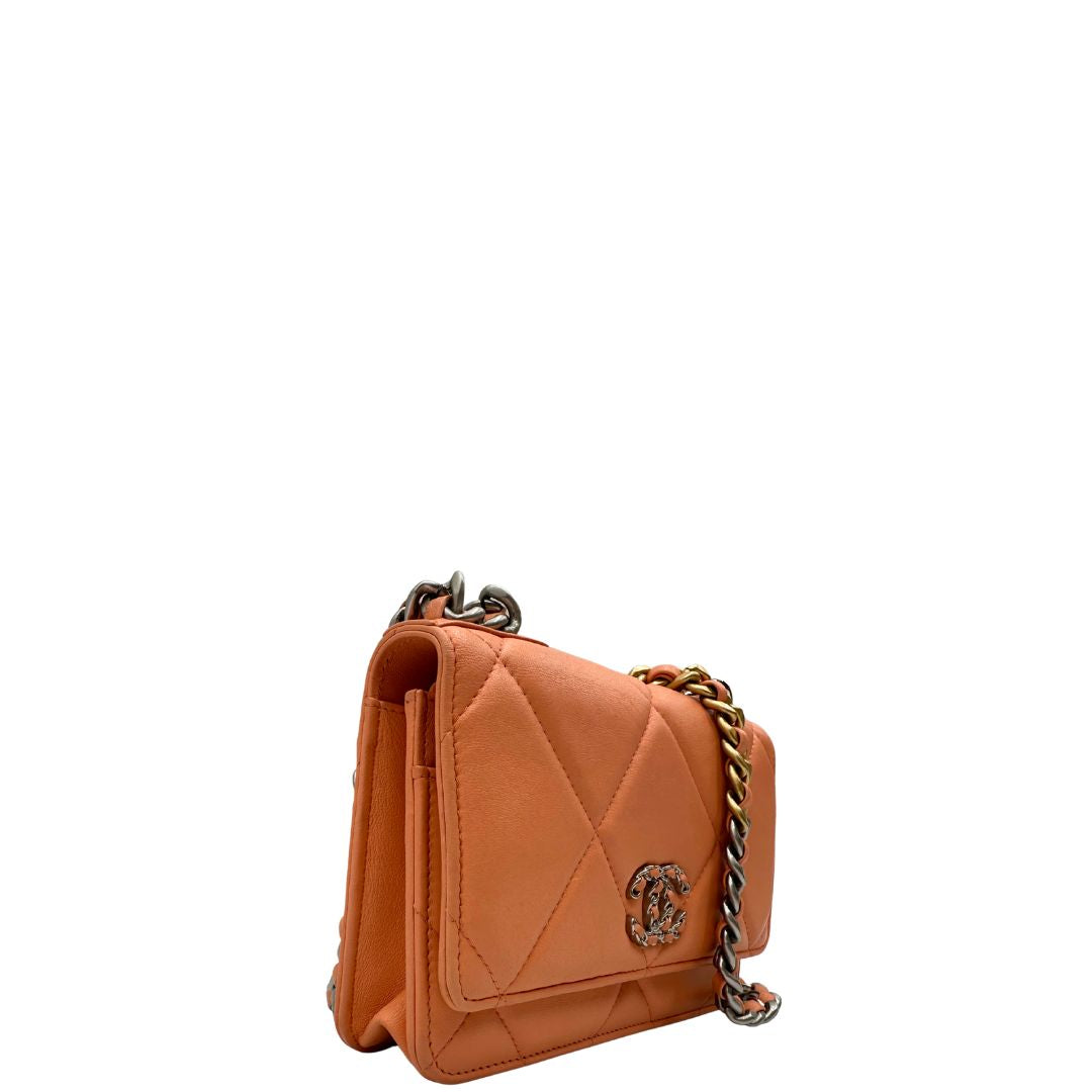 Laterale sinistro di un WOC Chanel in pelle trapuntata rosa albicocca e hardware bicolor, oro/argento, usata, originale, second hand, in ottime condizioni.
