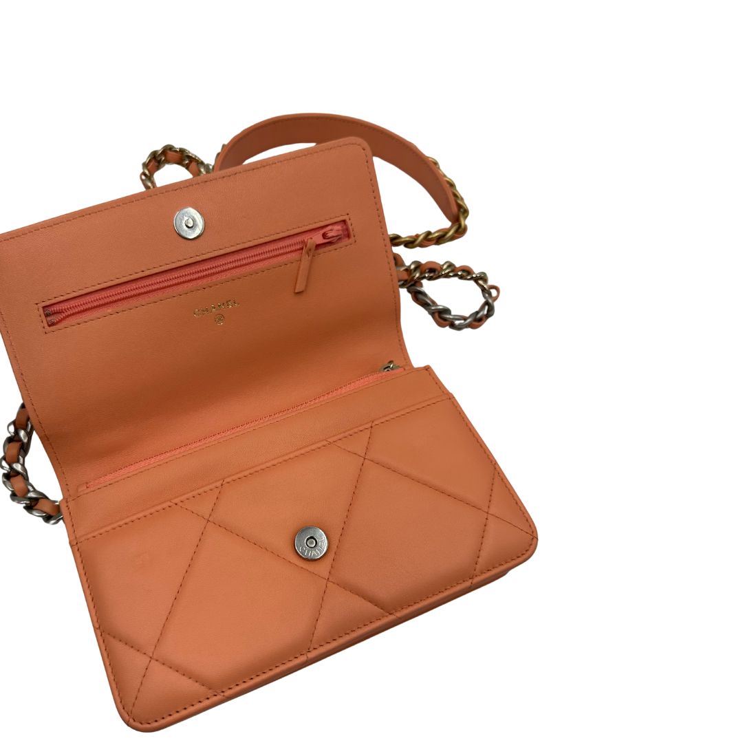 Apertura di un WOC Chanel in pelle trapuntata rosa albicocca e hardware bicolor, oro/argento, usata, originale, second hand, in ottime condizioni.
