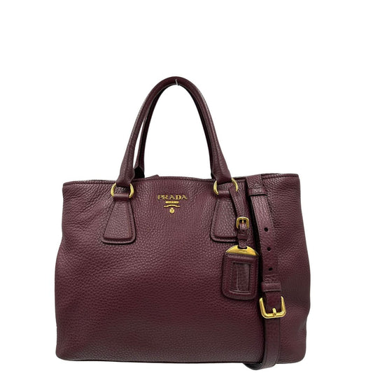 front Borsa Prada in morbida pelle martellata color vinaccia con hardware dorato, di lusso, originale, ottime condizioni, usata. 