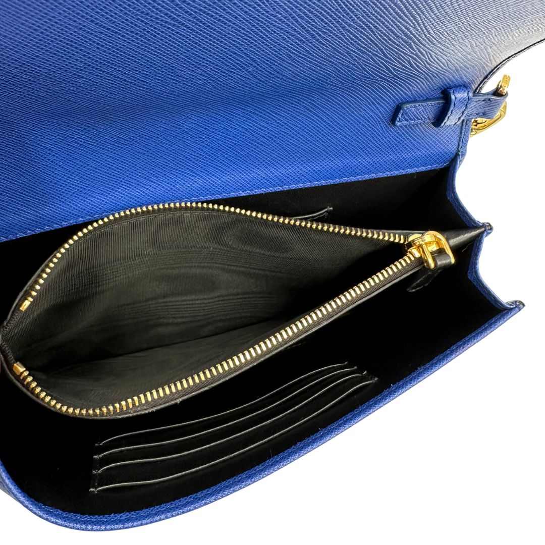 interno  Borsa Prada in pelle saffiano blu e hardware dorato, di lusso, originale, eccellenti condizioni, usata. 