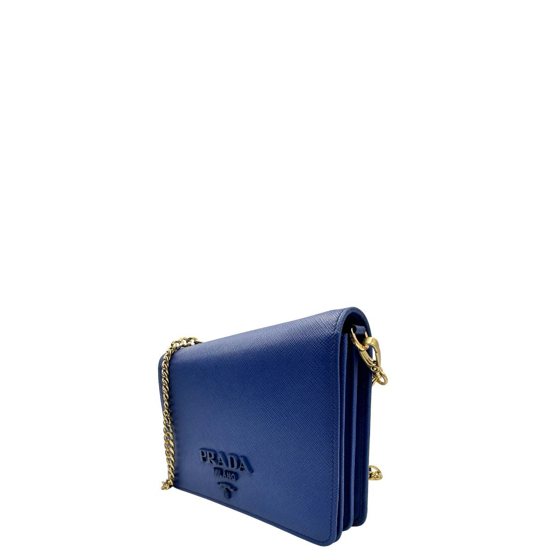 lato  Borsa Prada in pelle saffiano blu e hardware dorato, di lusso, originale, eccellenti condizioni, usata. 