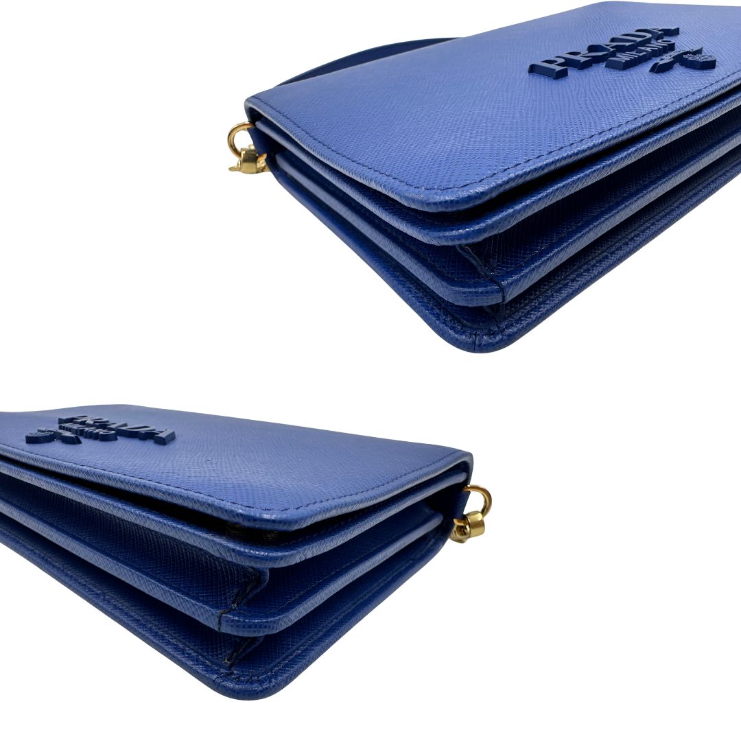 angoli  Borsa Prada in pelle saffiano blu e hardware dorato, di lusso, originale, eccellenti condizioni, usata. 