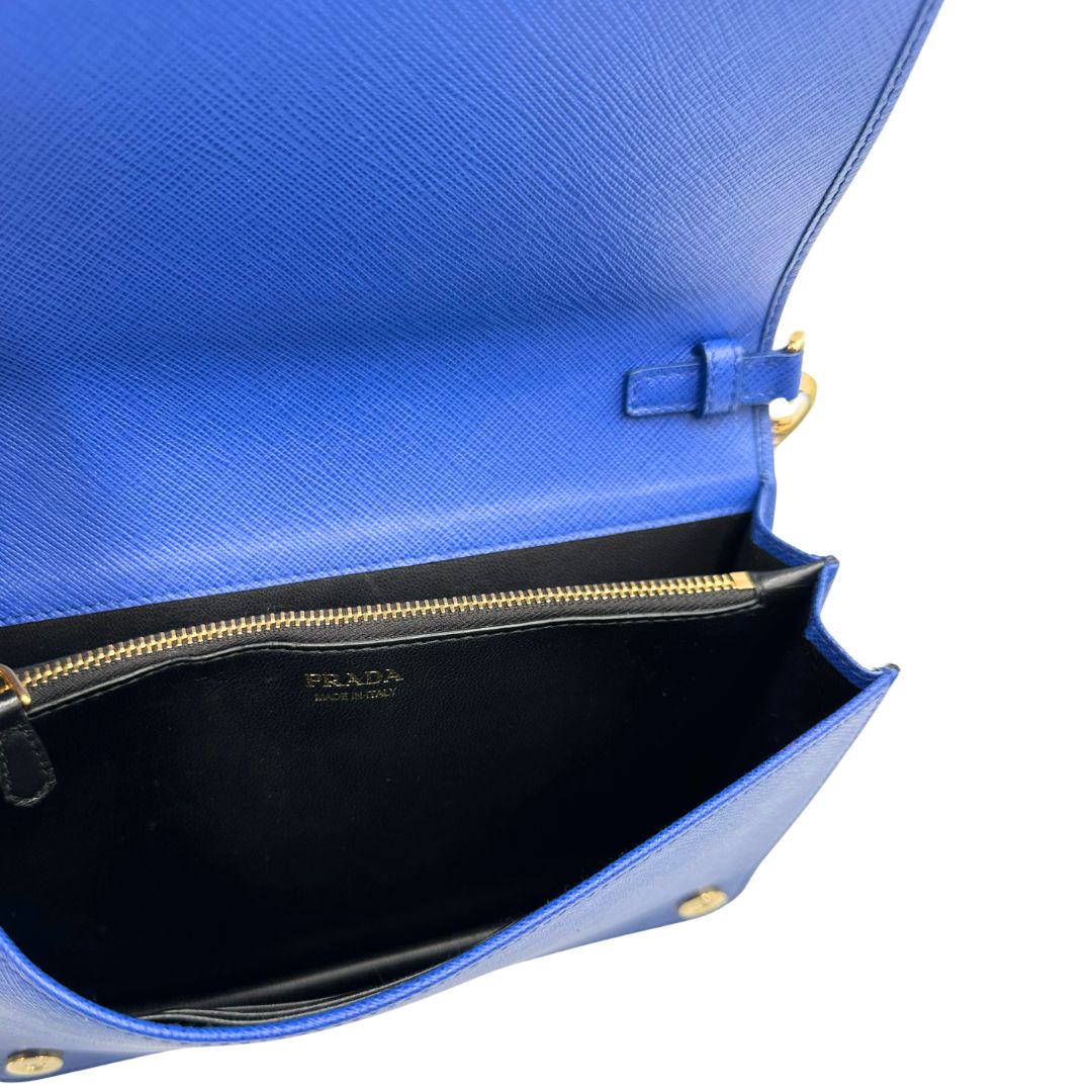 interno  Borsa Prada in pelle saffiano blu e hardware dorato, di lusso, originale, eccellenti condizioni, usata. 