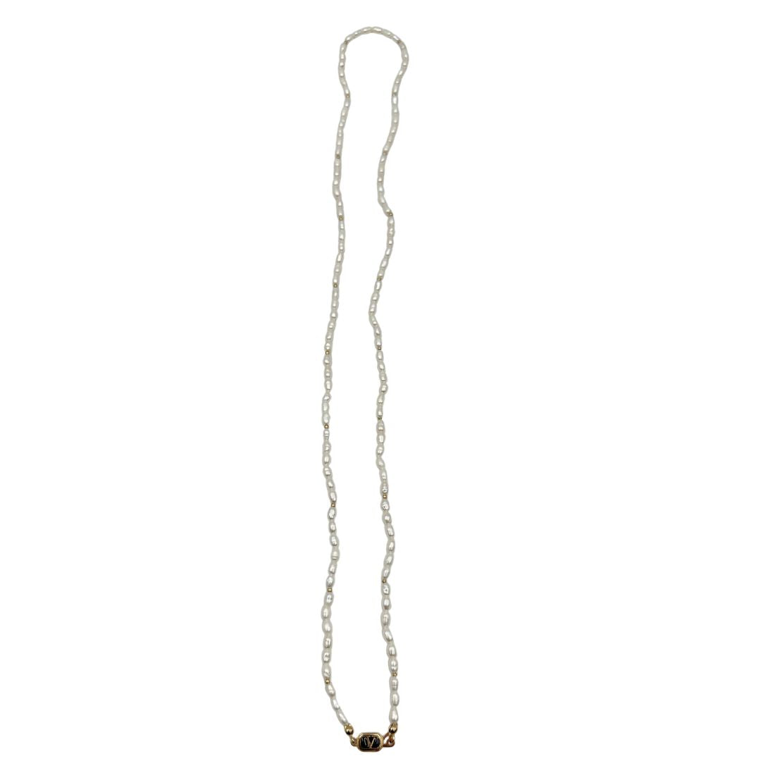 Collana Valentino Garavani in metallo dorato e perle sintetiche, di lusso, originale, ottime condizioni, usata.
