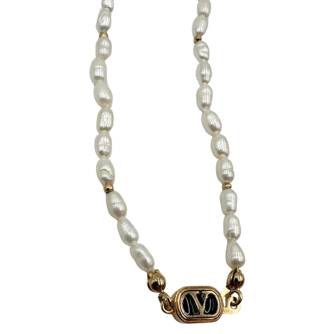 Collana Valentino Garavani in metallo dorato e perle sintetiche, di lusso, originale, ottime condizioni, usata.