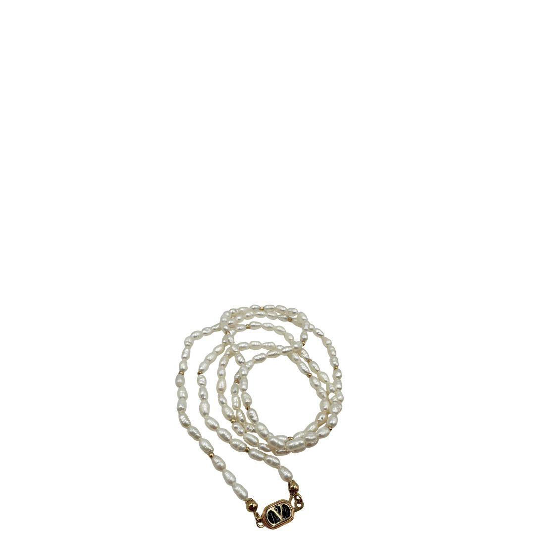 Collana Valentino Garavani in metallo dorato e perle sintetiche, di lusso, originale, ottime condizioni, usata. 