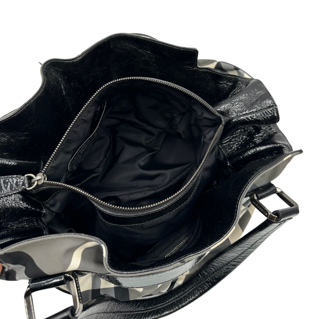 interno  Borsa Burberry in tessuto tartan e finiture in pelle verniciata nera, di lusso, originale, ottime condizioni. 