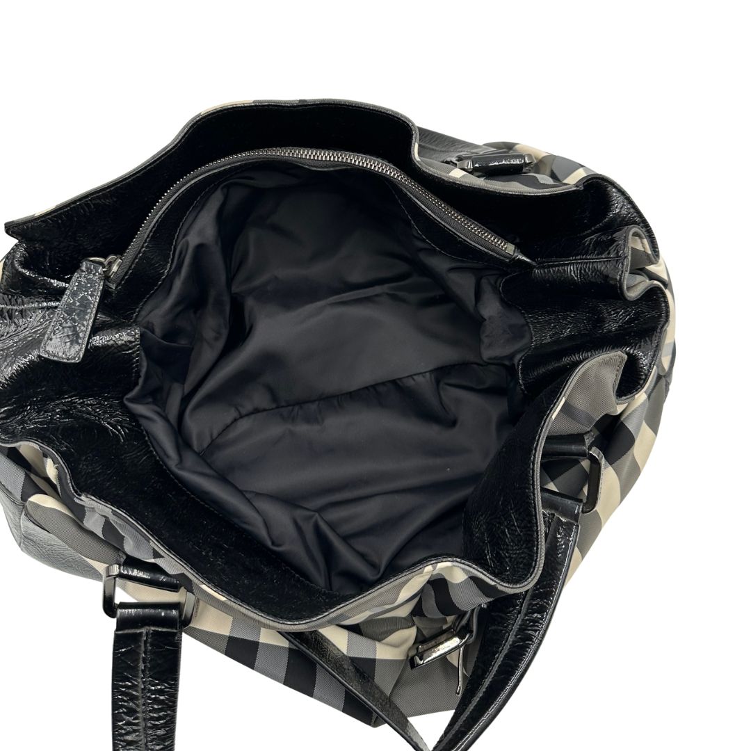 interno  Borsa Burberry in tessuto tartan e finiture in pelle verniciata nera, di lusso, originale, ottime condizioni. 