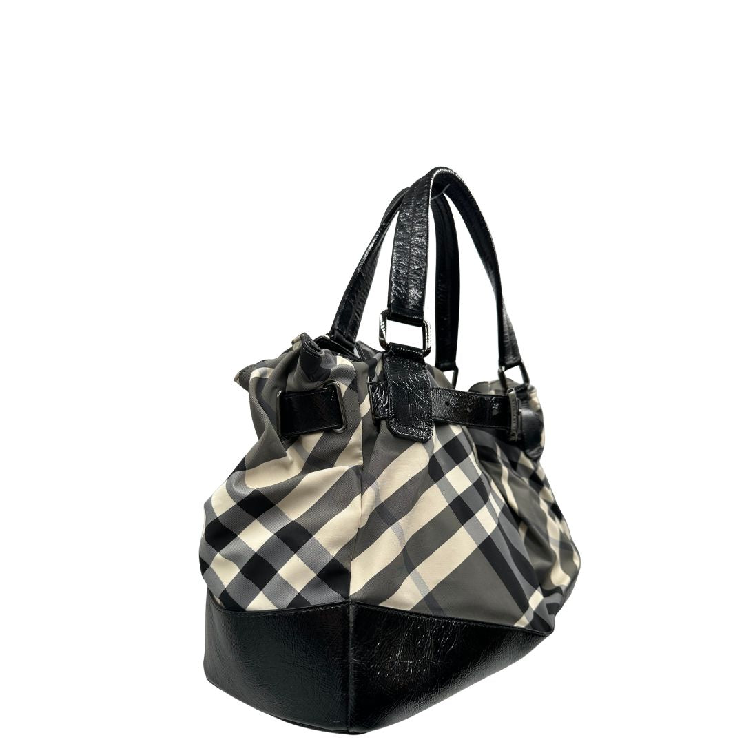 lato  Borsa Burberry in tessuto tartan e finiture in pelle verniciata nera, di lusso, originale, ottime condizioni. 