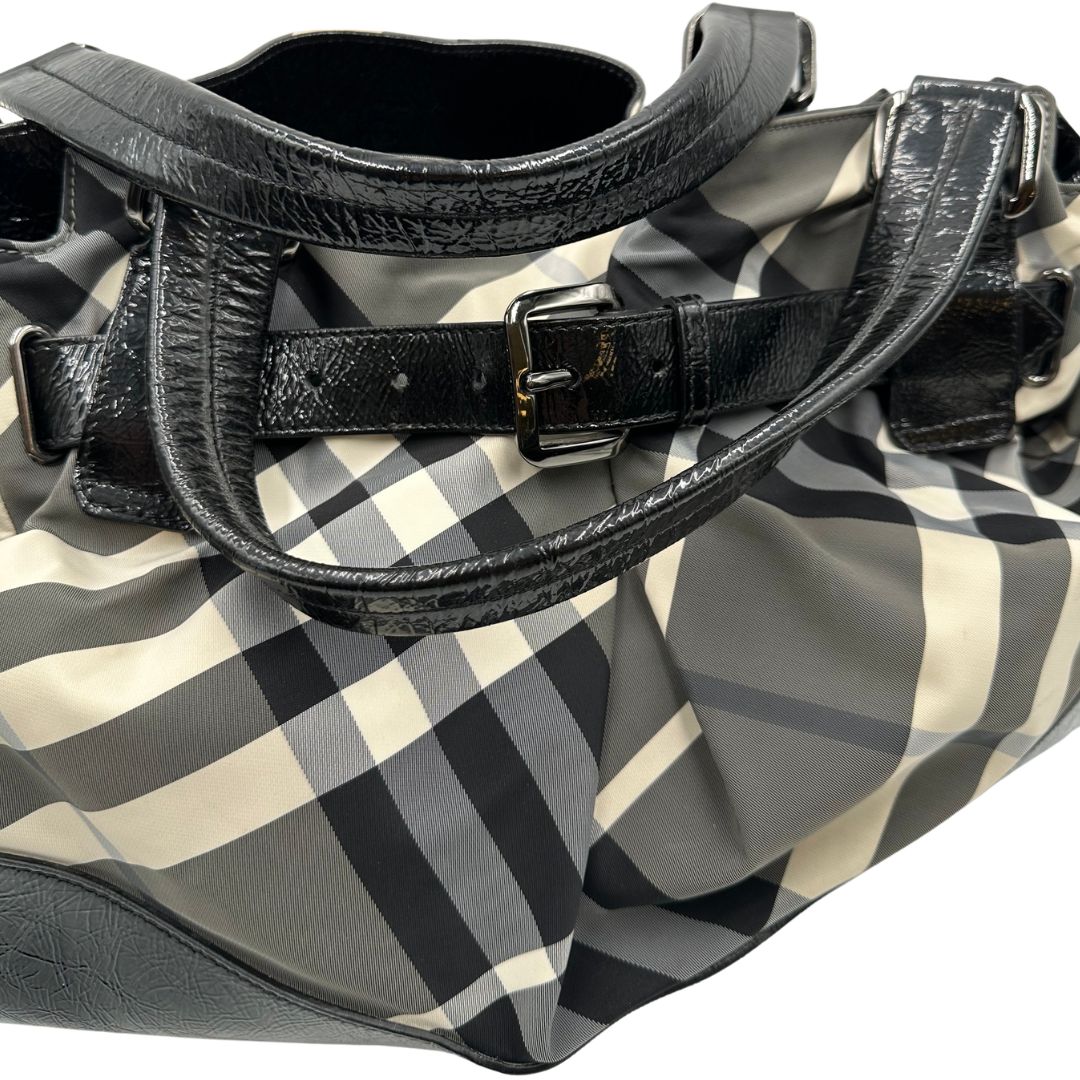 manici  Borsa Burberry in tessuto tartan e finiture in pelle verniciata nera, di lusso, originale, ottime condizioni. 