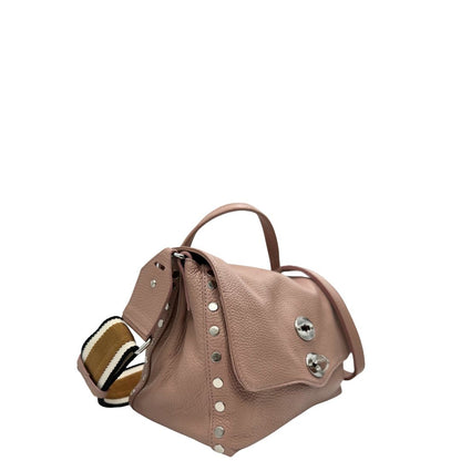 Morbida Postina in pelle rosa, munita di una tracolla in pelle e una multicolore in tessuto, di lusso, originale, eccellenti condizioni, usata.
