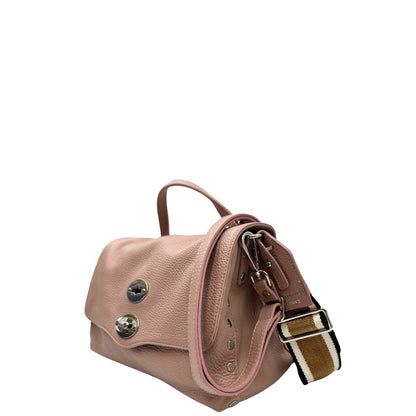 Morbida Postina in pelle rosa, munita di una tracolla in pelle e una multicolore in tessuto, di lusso, originale, eccellenti condizioni, usata.