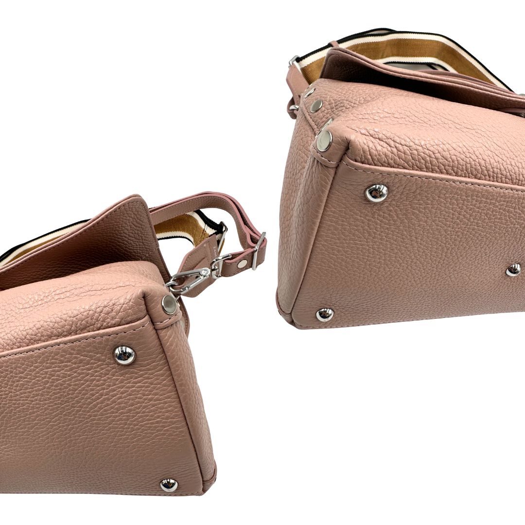 Morbida Postina in pelle rosa, munita di una tracolla in pelle e una multicolore in tessuto, di lusso, originale, eccellenti condizioni, usata.