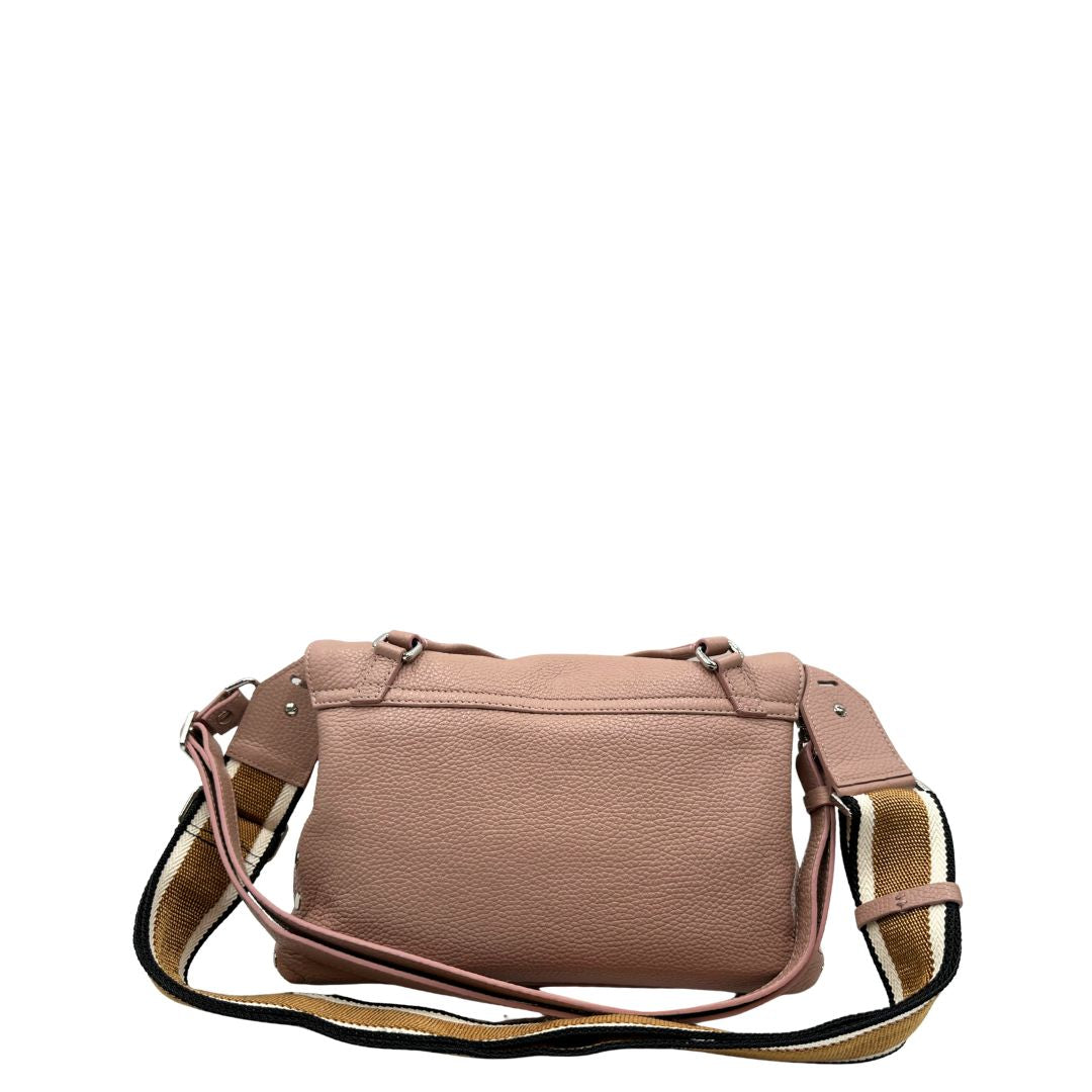 Morbida Postina in pelle rosa, munita di una tracolla in pelle e una multicolore in tessuto, di lusso, originale, eccellenti condizioni, usata.