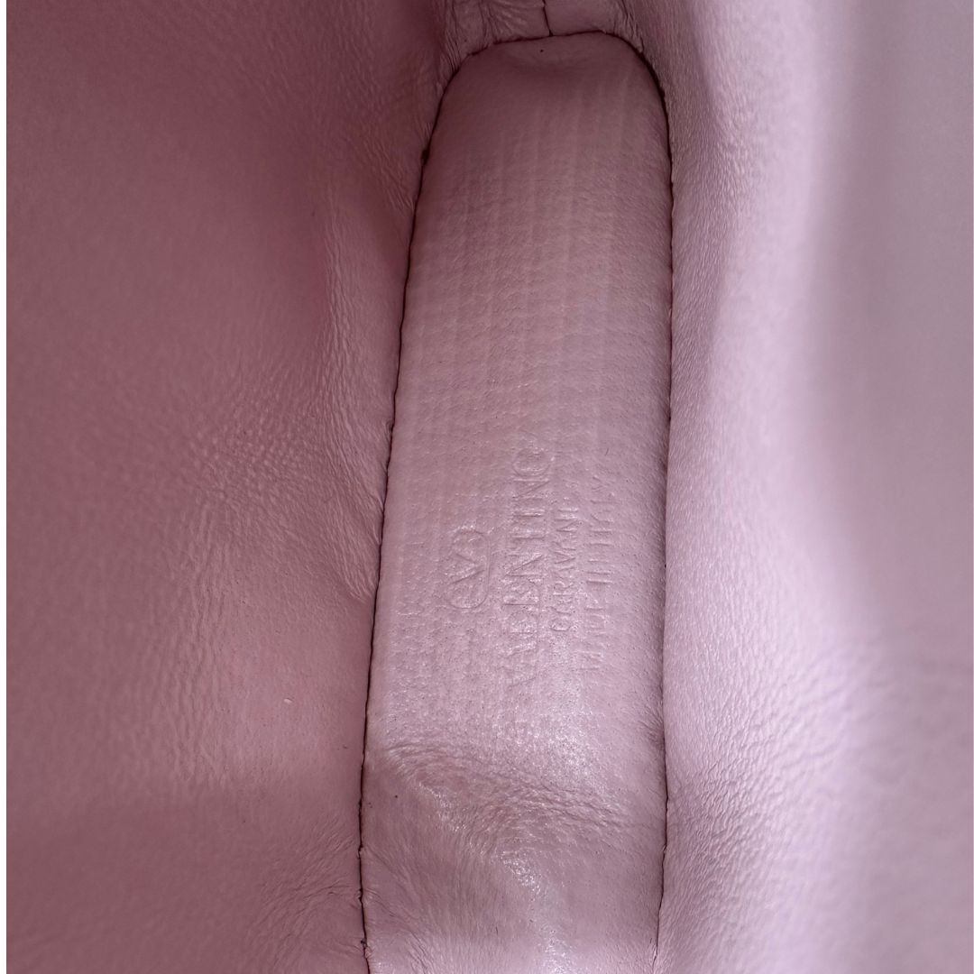 Charm portamonete Valentino Garavani in pelle rosa, di lusso, originale, eccellenti condizioni, usato.