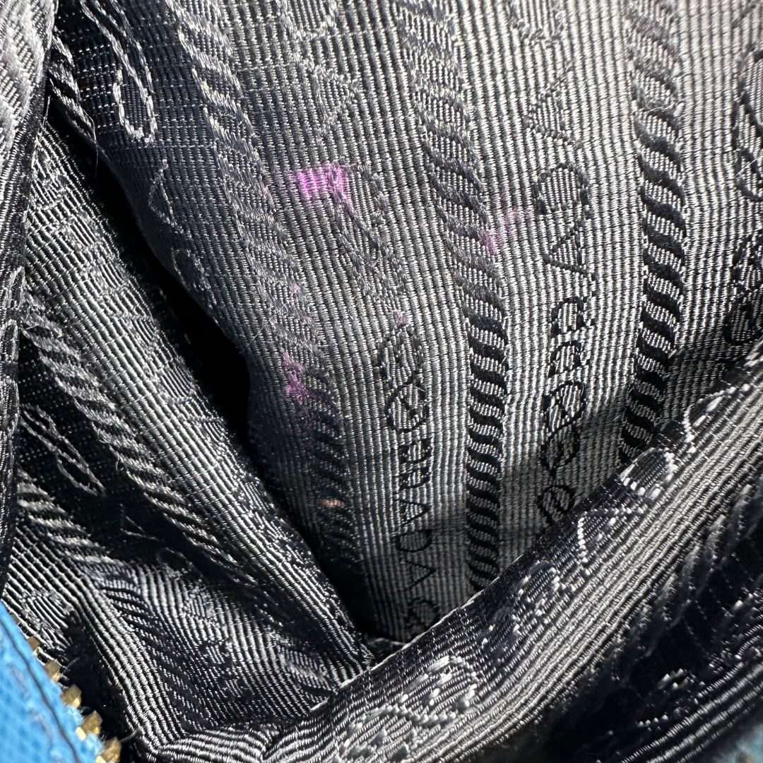 interno Borsa Prada in pelle saffiano in doppia tonalità di blu, munita di doppi manici, di lusso, originale, ottime condizioni. 