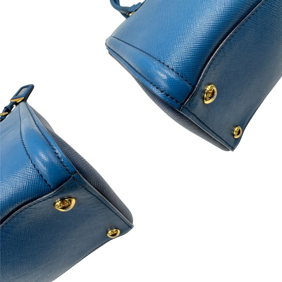 angoli Borsa Prada in pelle saffiano in doppia tonalità di blu, munita di doppi manici, di lusso, originale, ottime condizioni. 