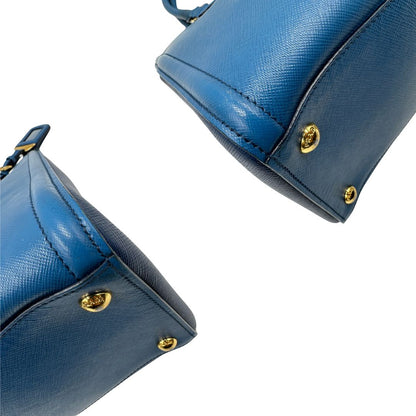 angoli Borsa Prada in pelle saffiano in doppia tonalità di blu, munita di doppi manici, di lusso, originale, ottime condizioni. 