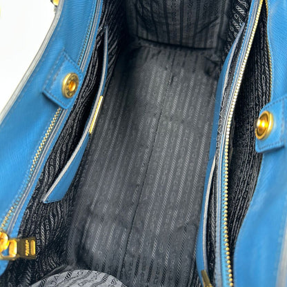 interno Borsa Prada in pelle saffiano in doppia tonalità di blu, munita di doppi manici, di lusso, originale, ottime condizioni. 