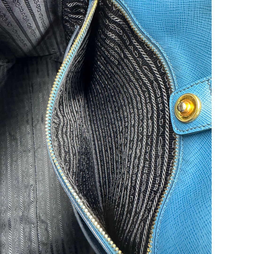 interno Borsa Prada in pelle saffiano in doppia tonalità di blu, munita di doppi manici, di lusso, originale, ottime condizioni. 