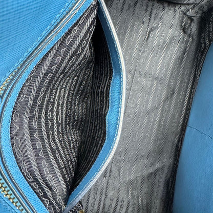 interno Borsa Prada in pelle saffiano in doppia tonalità di blu, munita di doppi manici, di lusso, originale, ottime condizioni. 