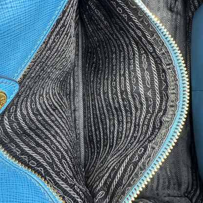 interno Borsa Prada in pelle saffiano in doppia tonalità di blu, munita di doppi manici, di lusso, originale, ottime condizioni. 
