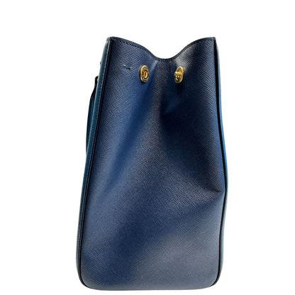 lato Borsa Prada in pelle saffiano in doppia tonalità di blu, munita di doppi manici, di lusso, originale, ottime condizioni. 