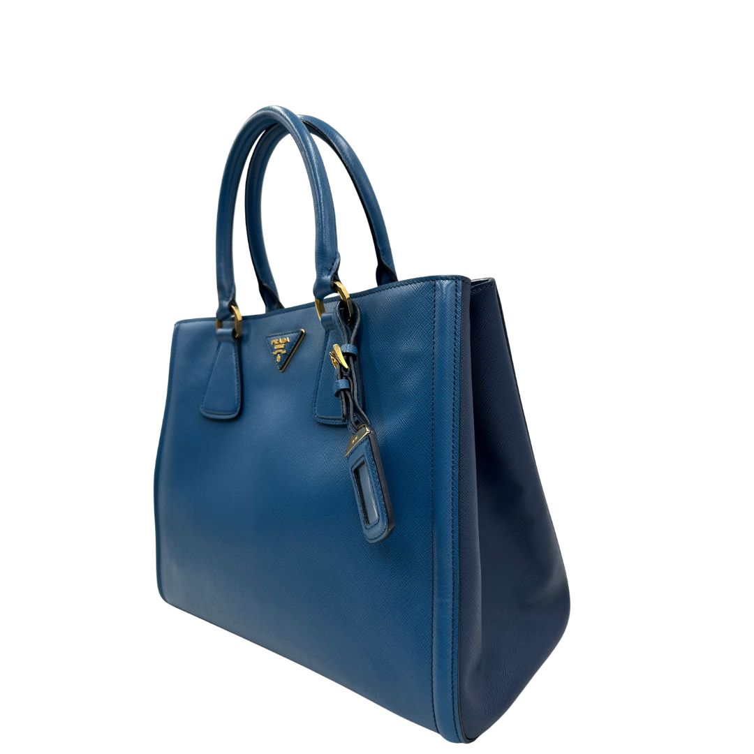 lato Borsa Prada in pelle saffiano in doppia tonalità di blu, munita di doppi manici, di lusso, originale, ottime condizioni. 