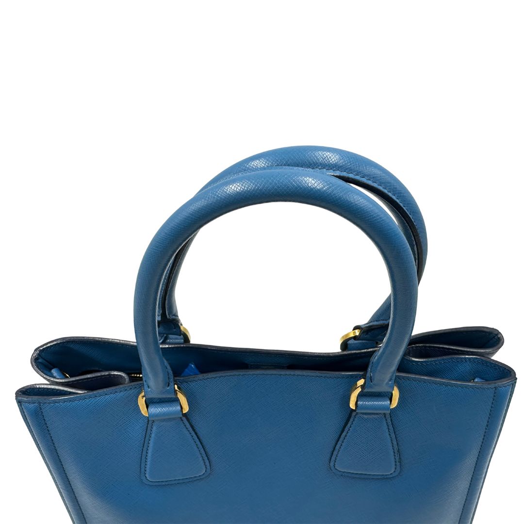 manici Borsa Prada in pelle saffiano in doppia tonalità di blu, munita di doppi manici, di lusso, originale, ottime condizioni. 