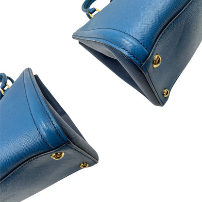 angoli Borsa Prada in pelle saffiano in doppia tonalità di blu, munita di doppi manici, di lusso, originale, ottime condizioni. 