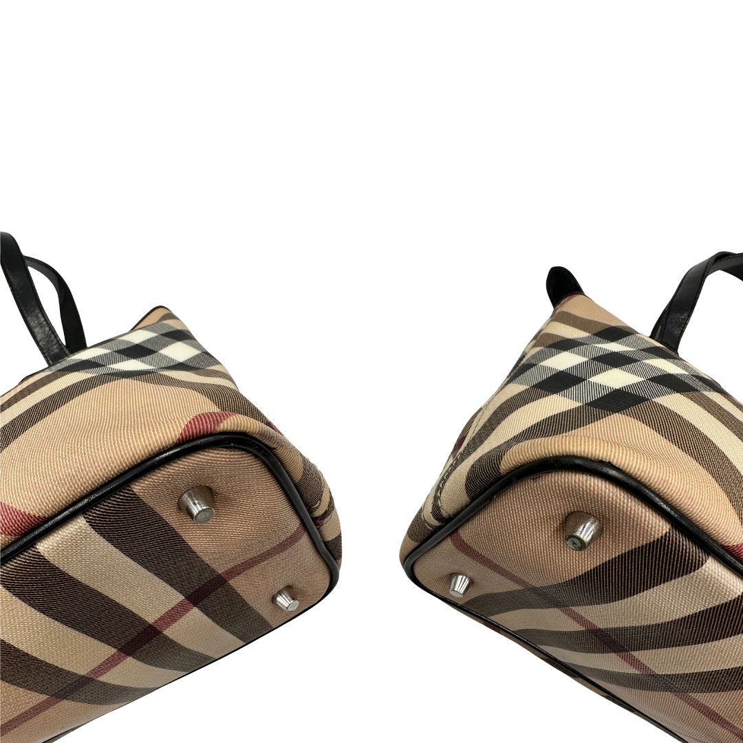 angoli Borsa Burberry in canvas trama tartan e finiture in pelle vernis nera, puoi portarla a spalla., di lusso, originale, ottime condizioni, usata- 