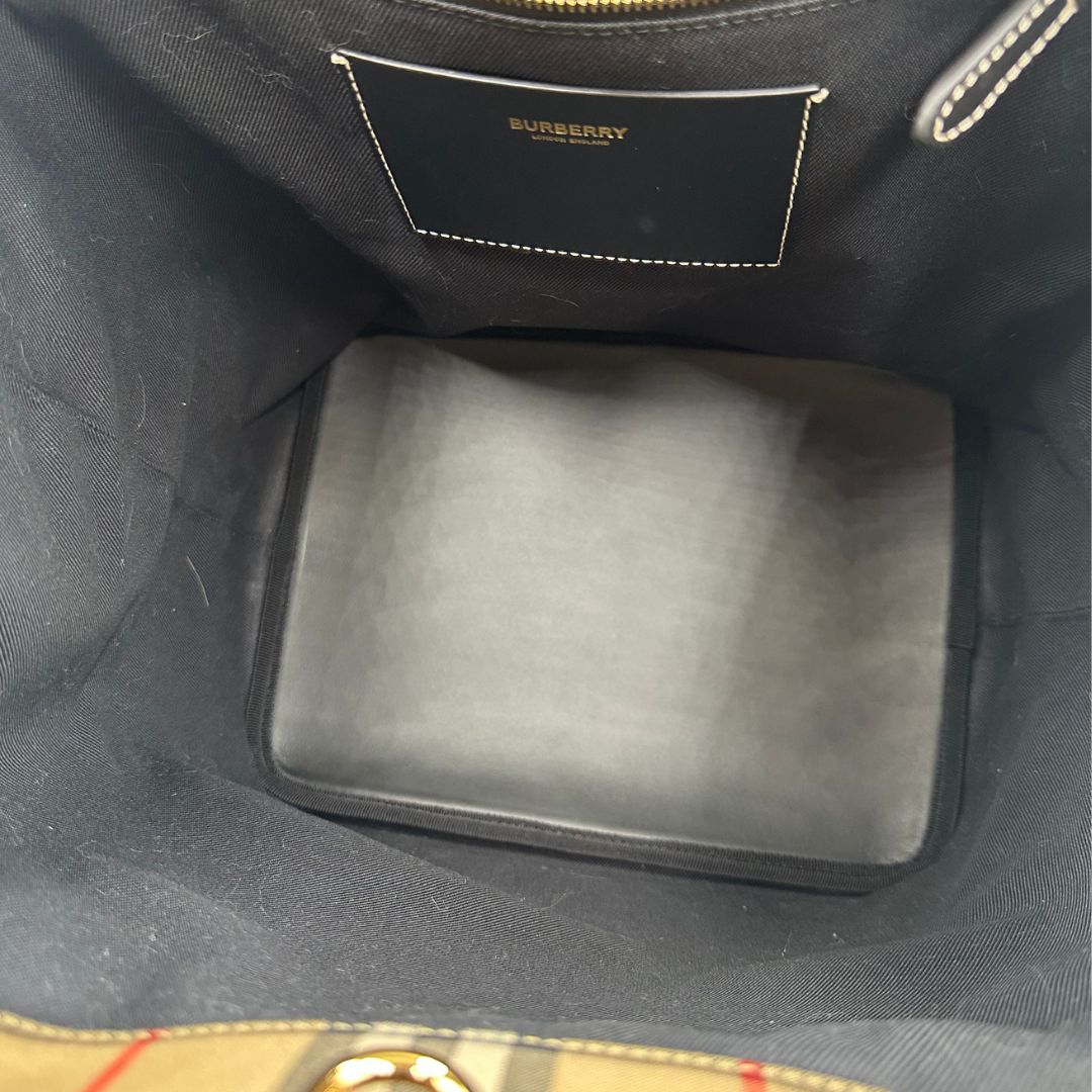 Interno, Borsa Burberry in tessuto beige trama tartan e finiture in pelle nera, indossabile a mano oppure a spalla. Originale, usato, di lusso, in condizioni eccellenti.