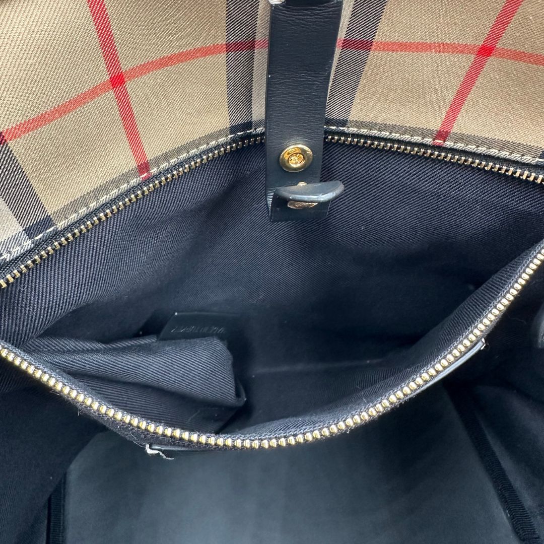 Interno tasca, Borsa Burberry in tessuto beige trama tartan e finiture in pelle nera, indossabile a mano oppure a spalla. Originale, usato, di lusso, in condizioni eccellenti.