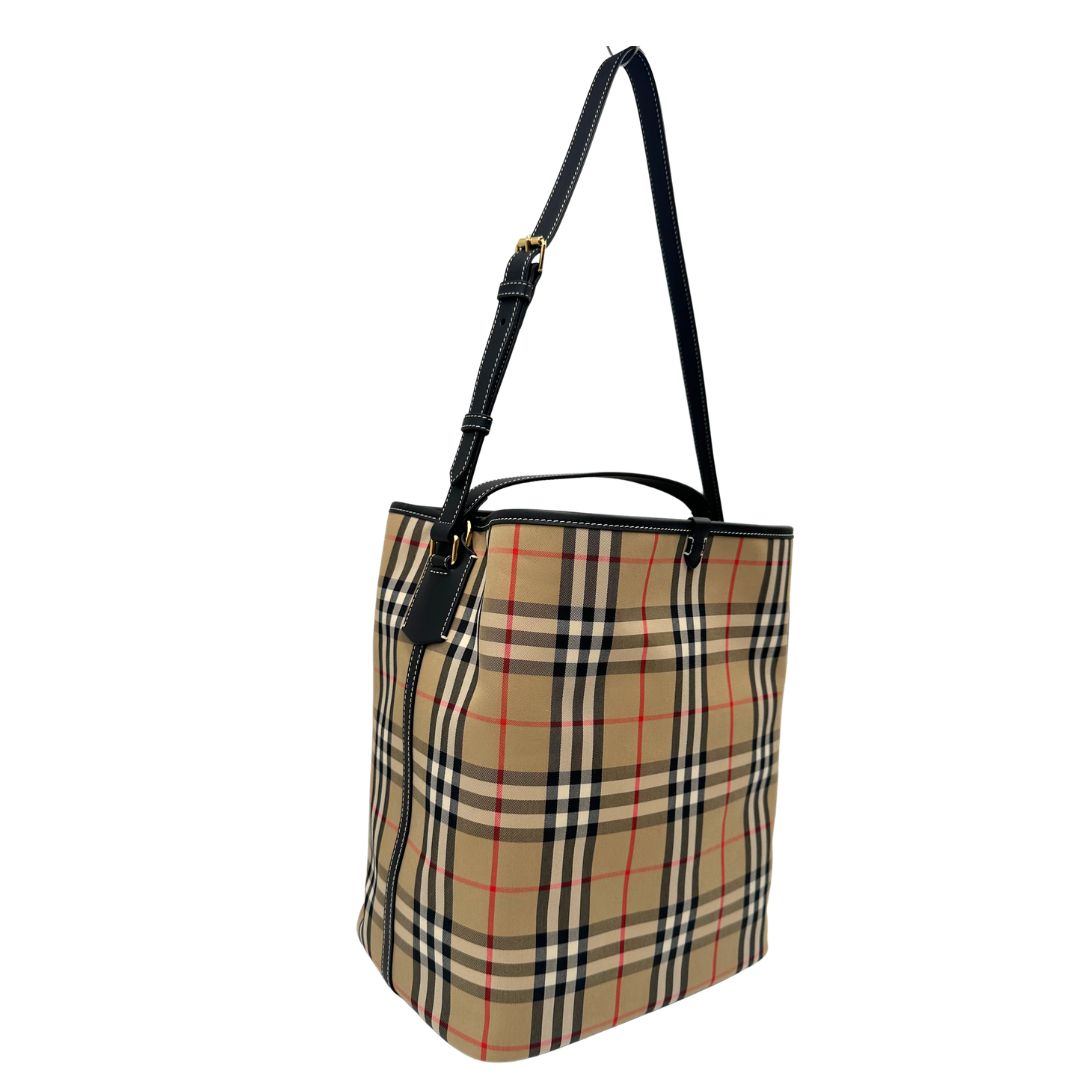 Laterale, Borsa Burberry in tessuto beige trama tartan e finiture in pelle nera, indossabile a mano oppure a spalla. Originale, usato, di lusso, in condizioni eccellenti.
