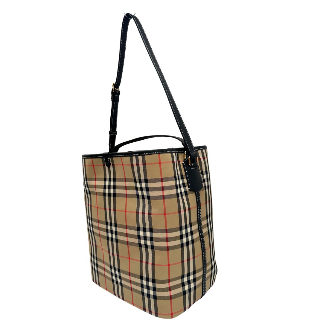 Laterale, Borsa Burberry in tessuto beige trama tartan e finiture in pelle nera, indossabile a mano oppure a spalla. Originale, usato, di lusso, in condizioni eccellenti.