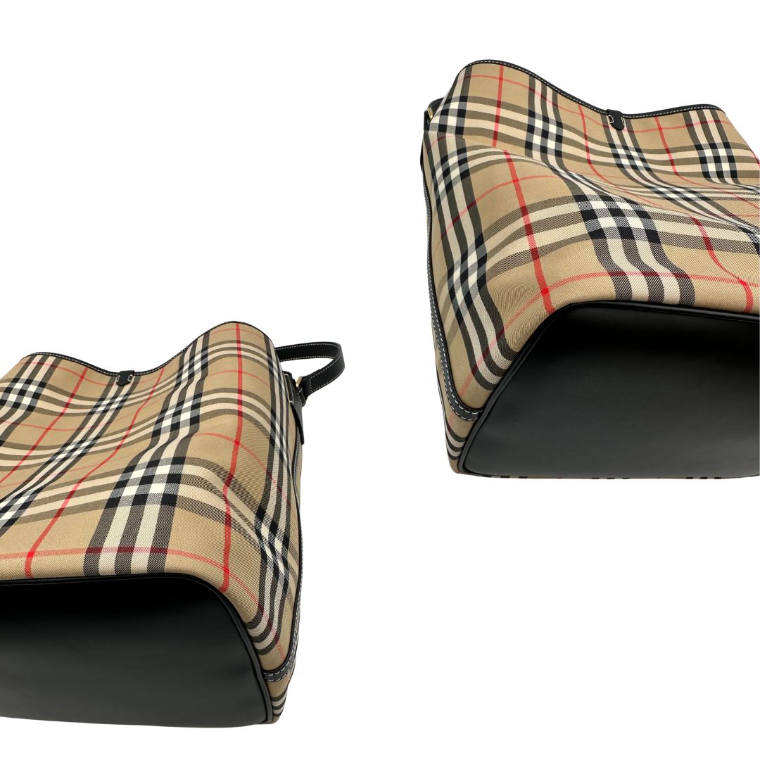 Angoli, Borsa Burberry in tessuto beige trama tartan e finiture in pelle nera, indossabile a mano oppure a spalla. Originale, usato, di lusso, in condizioni eccellenti.