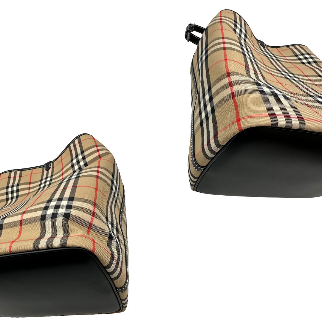 Angoli, Borsa Burberry in tessuto beige trama tartan e finiture in pelle nera, indossabile a mano oppure a spalla. Originale, usato, di lusso, in condizioni eccellenti.