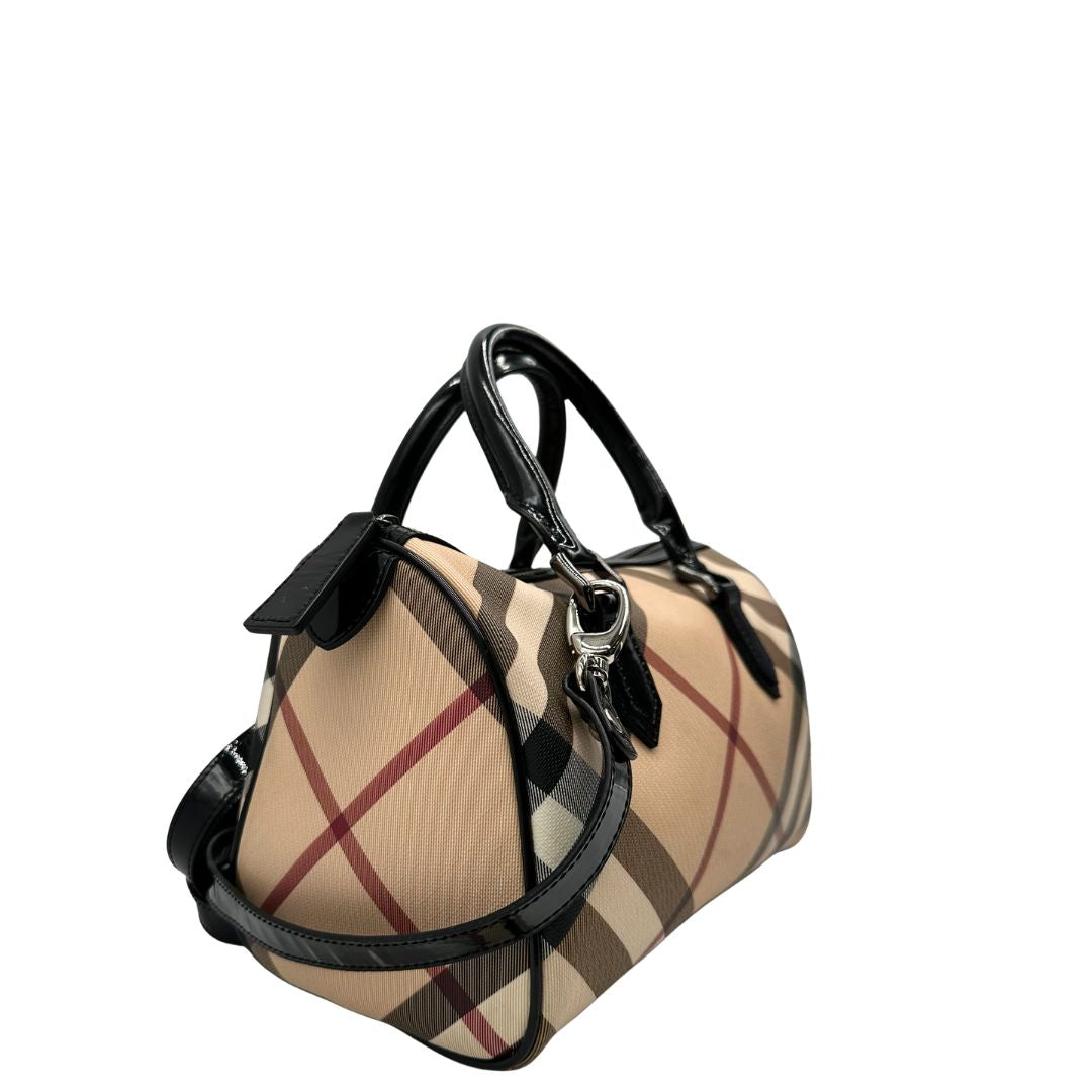 Laterale, Bauletto Burberry in canvas beige tartan e finiture in pelle verniciata nera. Originale, usato, di lusso, in ottime condizioni.